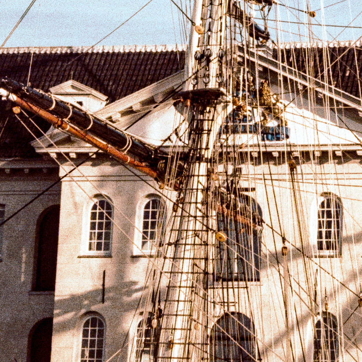 Een detail van het zeilschip, mast en tuigage.